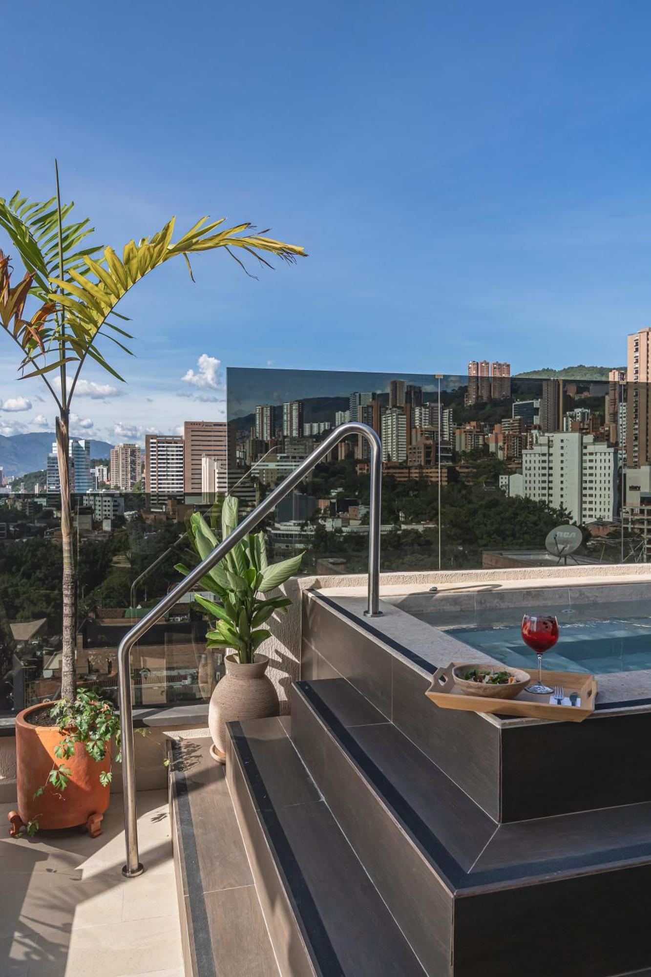 Golden Valley Hotel เมเดยิน ภายนอก รูปภาพ