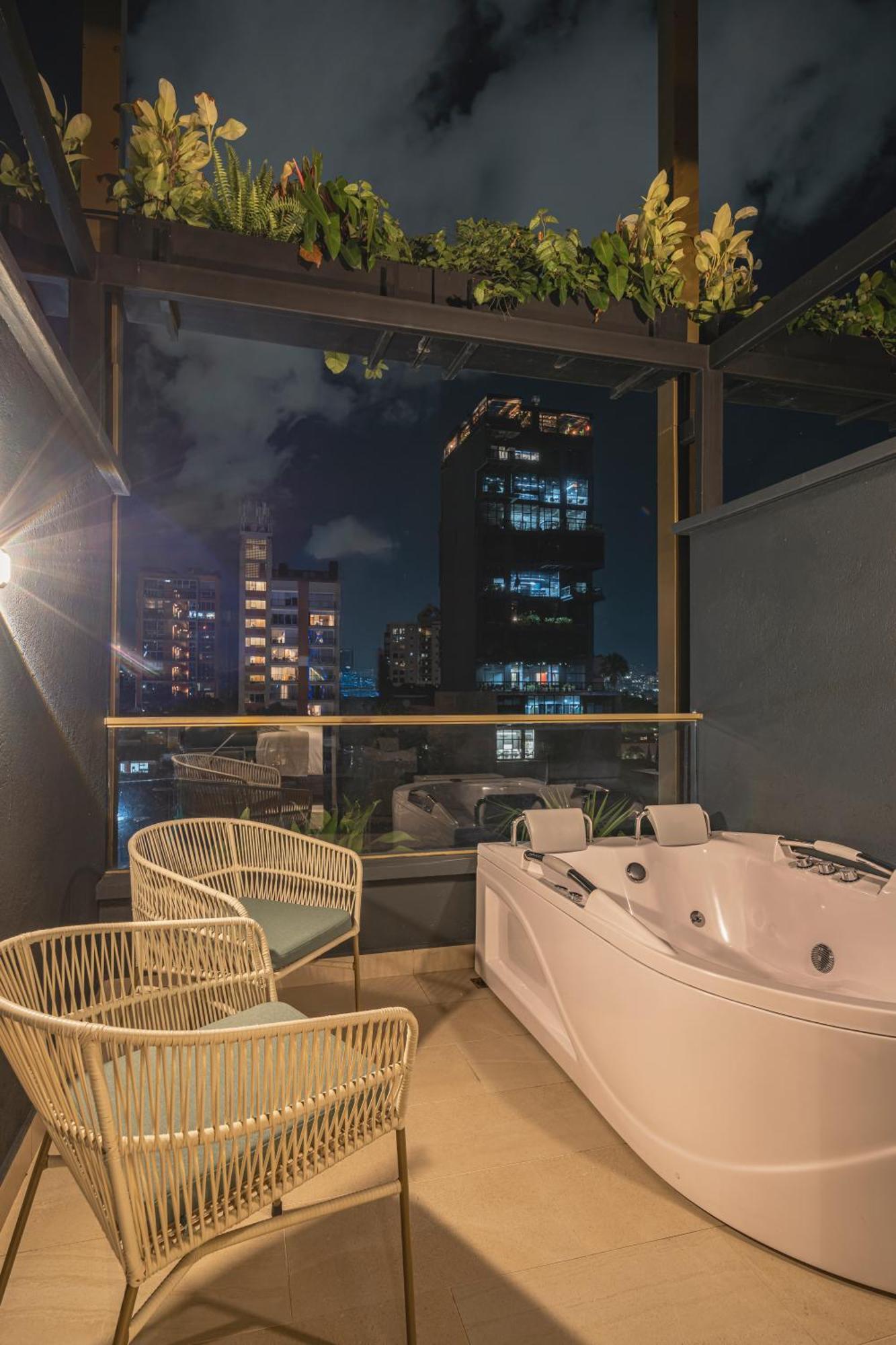 Golden Valley Hotel เมเดยิน ภายนอก รูปภาพ